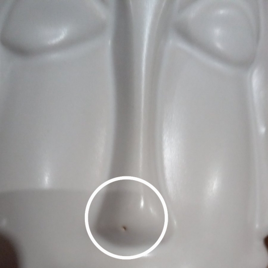 УЦІНКА Керамічна ваза "Лице" біла 20.5 см (Дефект лиття(крапка),невелика темна пляма) (00BR-8723-001)