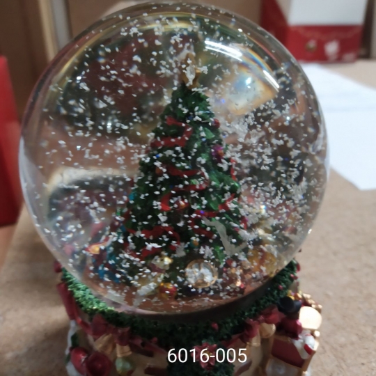 УЦІНКА Музыкальный снежный шар "Рождественская елка", 16,5 см.(Мутна вода та середня бульбашка) (00BR-6016-005/3)