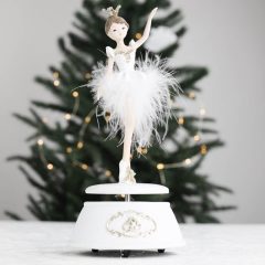 УЦІНКА Статуетка "Танцююча балерина", біла, 24 см. (Недокрас,заводський брак на руці,плями на підставці,подряпини) (00BR-2007-109/1)