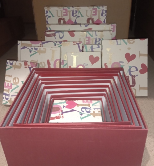 УЦІНКА Набір з 10 картонових коробок квадрат Love (Трохи порвана верхня коробка) (00BR-0313J)