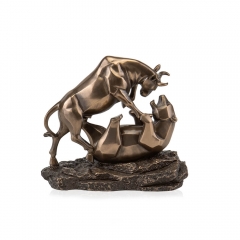 Статуетка "Сутичка ведмедя та бика" (15.5 см) (77493A1)